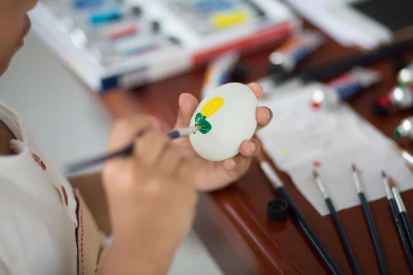 Bambino pittura uovo di Pasqua con pennello — Foto Stock