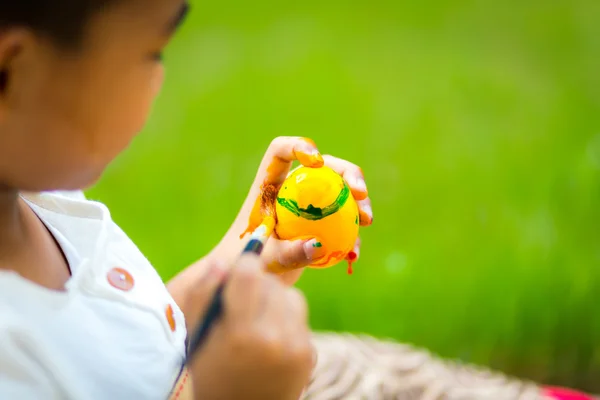 Niño pintando huevo de Pascua con pincel — Foto de Stock