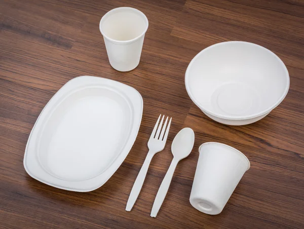 Набор посуды из небеленого растительного волокна: тарелка, ложка — стоковое фото