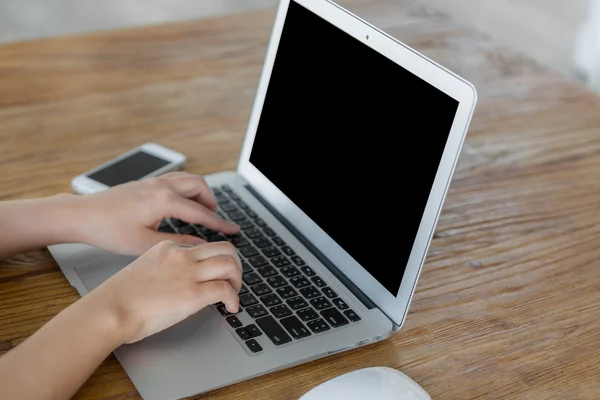 Primer plano de la mujer de negocios escribiendo a mano en el teclado del ordenador portátil —  Fotos de Stock