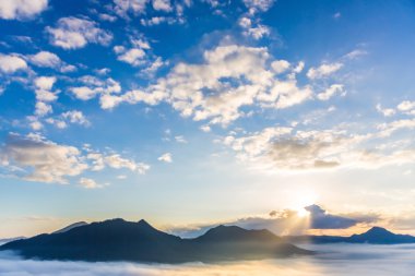 Sis ve bulut dağ manzara ( Hdr işleme etkisi )