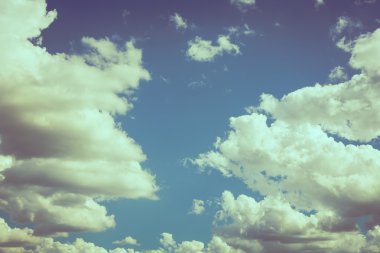 Mavi gökyüzünde bulut (filtrelenmiş resim işlenmiş vintage etkisi. )