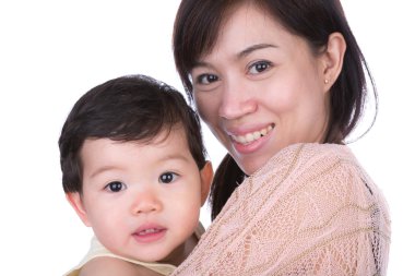 Dizüstü bilgisayar ile masada mali çizelgeleri