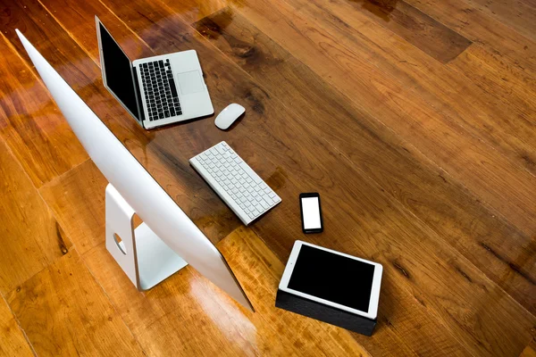 Computer, laptop, tablet, smartphone su tavolo in legno (con 3 — Foto Stock