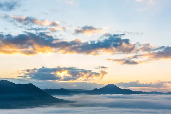 Névoa e nuvem paisagem de montanha (efeito de processamento HDR  ) — Fotografia de Stock