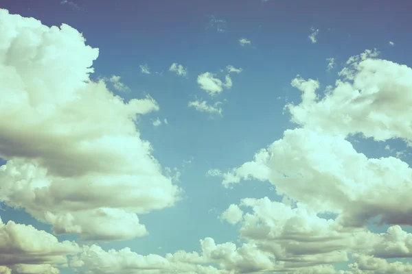 Wolke am blauen Himmel (Filterbild verarbeitet Vintage-Effekt. ) — Stockfoto