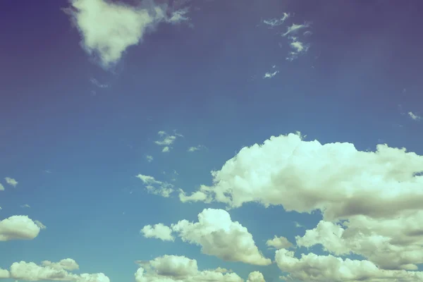 Wolke am blauen Himmel (Filterbild verarbeitet Vintage-Effekt. ) — Stockfoto