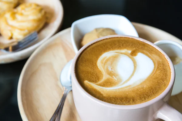 心のパターンとコーヒーのカップ — ストック写真