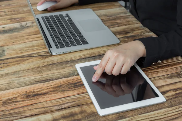 Gros plan de femme d'affaires tapant à la main sur le clavier de l'ordinateur portable — Photo