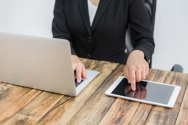 Primo piano di donna d'affari digitando a mano sulla tastiera del computer portatile e scheda — Foto Stock