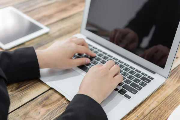 Primer plano de la mujer de negocios escribiendo a mano en el teclado del ordenador portátil —  Fotos de Stock