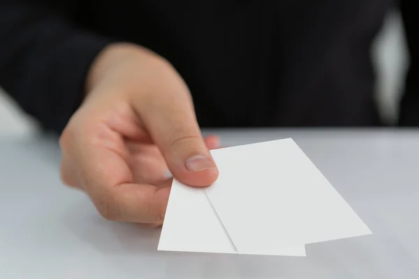 Zakelijke vrouwen hand met blanco papier visitekaartje (met se — Stockfoto