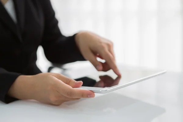 Woman hand touch white tablet with blank empty screen — Stock Photo, Image