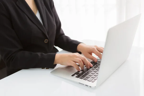 Business woman hand typing on laptop keyboard — Stock Photo, Image