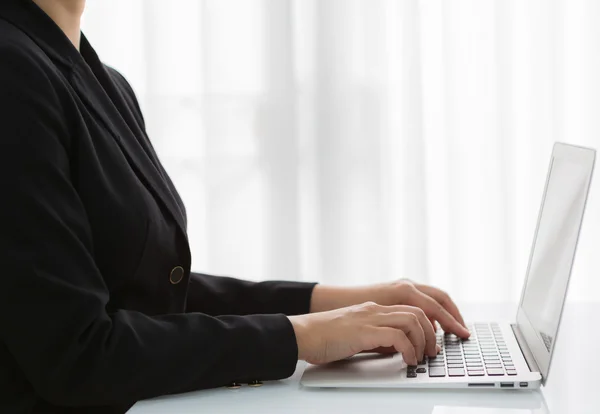 Donna d'affari digitando a mano sulla tastiera del computer portatile — Foto Stock