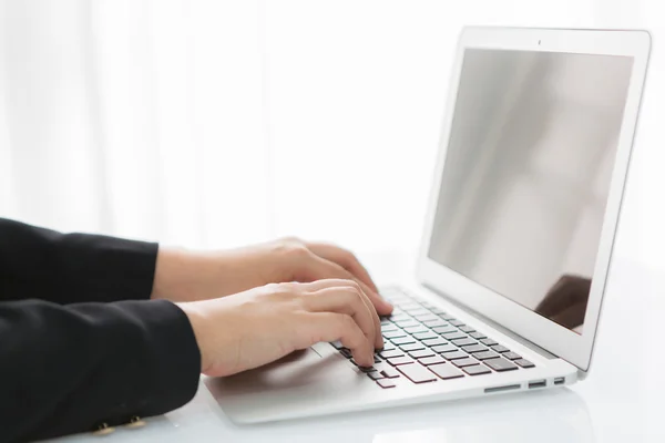 Donna d'affari digitando a mano sulla tastiera del computer portatile — Foto Stock