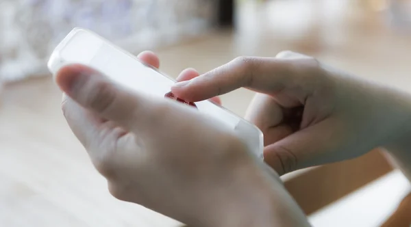 Hands holding and pointing on Smart Phone — Stock Photo, Image