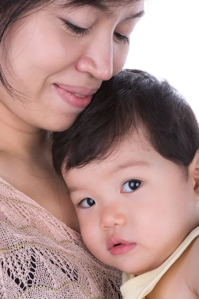 Gros plan portrait de mignonne mère avec enfant isolé sur bac blanc — Photo