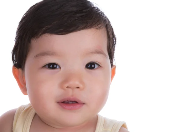 Retrato de un niño sonriente aislado sobre fondo blanco — Foto de Stock