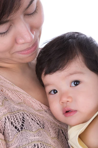 Gros plan portrait de mignonne mère avec enfant isolé sur bac blanc — Photo