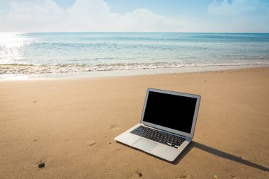 Yaz aylarında sahilde laptop