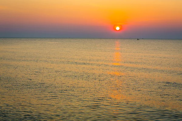 Puesta de sol sobre el mar — Foto de Stock