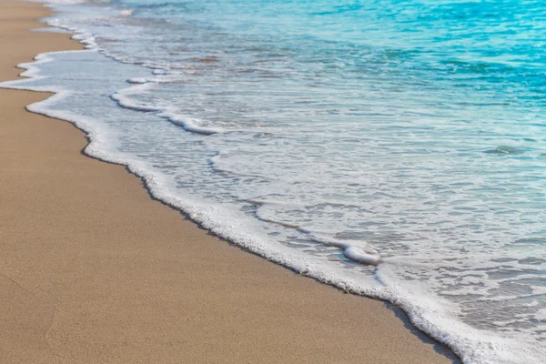 Golf van zee op het zand strand — Stockfoto