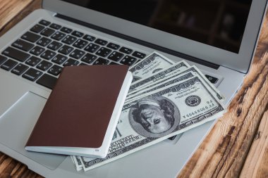 Pasaport ve bize dolar üstünde laptop