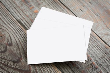 Kartvizit (ayrı katman kırpma yolu ile ahşap masa üzerinde