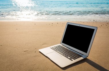 Yaz aylarında sahilde laptop