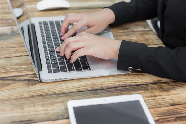Gros plan de femme d'affaires tapant à la main sur le clavier de l'ordinateur portable — Photo