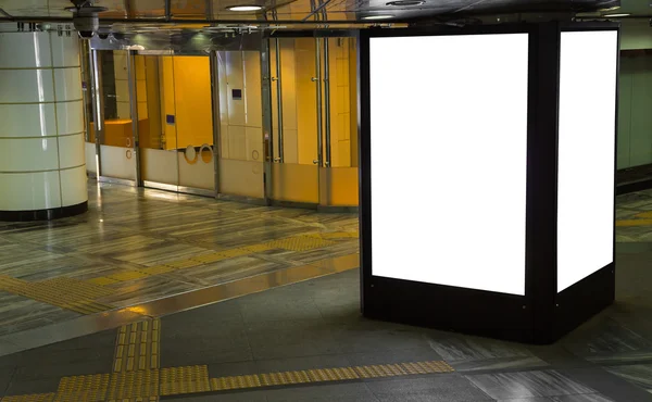 Carteles en blanco en una estación de metro — Foto de Stock