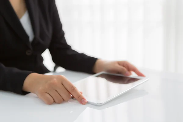 Vrouw hand touch witte tablet met lege leeg scherm — Stockfoto