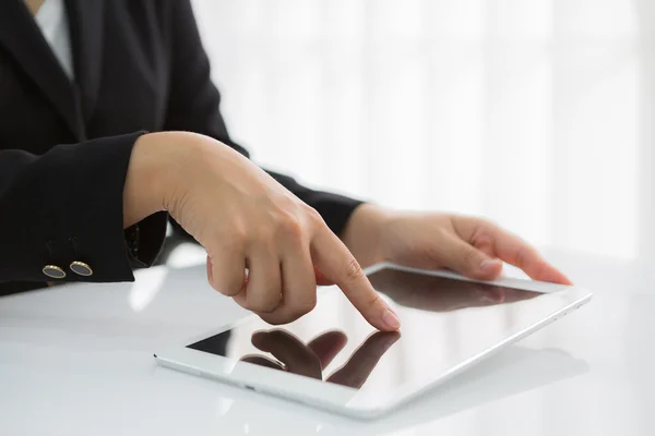 Vrouw hand touch witte tablet met lege leeg scherm — Stockfoto