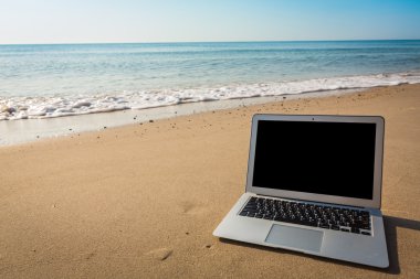 Yaz aylarında sahilde laptop