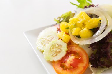 Taze sebze salatası.