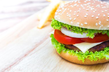 Hamburger ahşap masa üzerinde