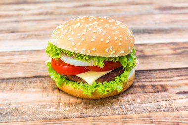 Hamburger ahşap masa üzerinde
