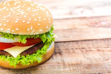 Hamburger ahşap masa üzerinde