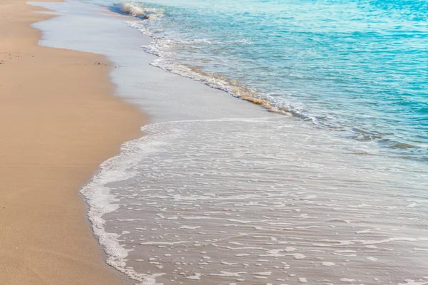 Hullám a tenger, a homokos strand — Stock Fotó