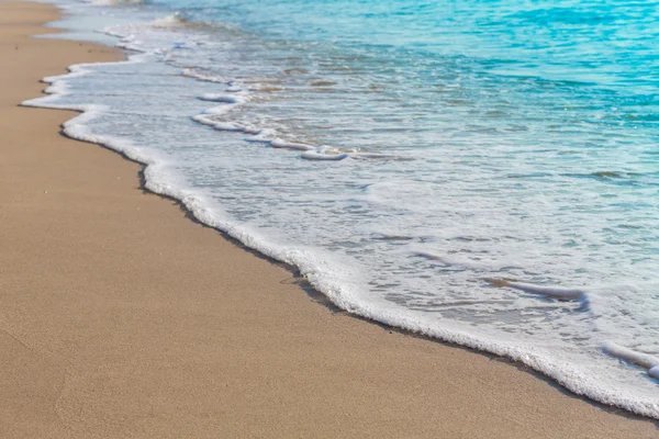 Ondata di mare sulla spiaggia di sabbia — Foto Stock
