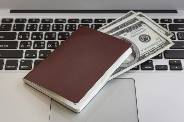 Pas s námi dolarů na laptop — Stock fotografie