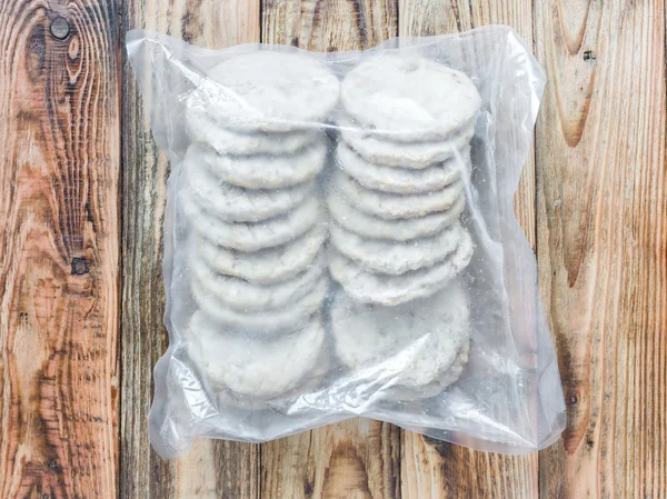 Um pacote de hambúrguer congelado — Fotografia de Stock