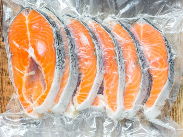 Filetes de salmão congelados numa embalagem a vácuo — Fotografia de Stock