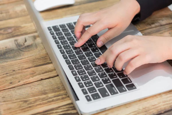 Primer plano de la mujer de negocios escribiendo a mano en el teclado del ordenador portátil —  Fotos de Stock