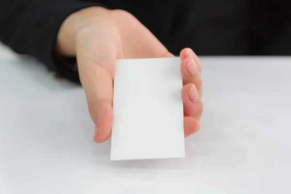 Mujeres de negocios mano sosteniendo en blanco tarjeta de visita de papel — Foto de Stock