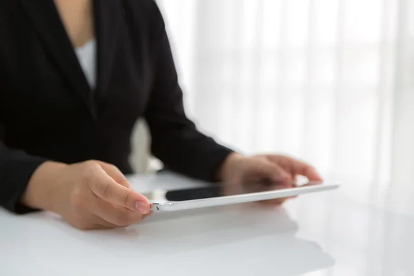 Mujer mano toque tableta blanca con pantalla vacía en blanco —  Fotos de Stock