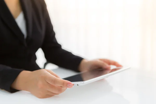 Mujer mano toque tableta blanca con pantalla vacía en blanco —  Fotos de Stock