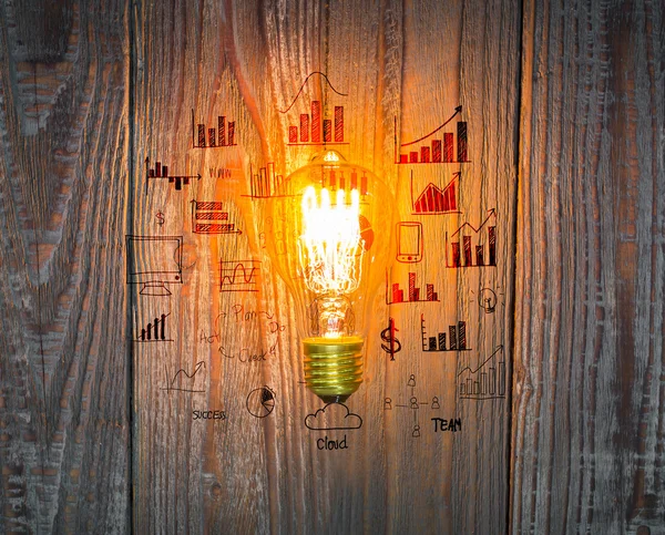 Glühbirne mit Zeichnungsdiagramm auf dem Holzhintergrund — Stockfoto
