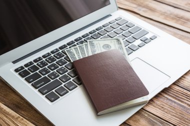 Pasaport ve bize dolar üstünde laptop